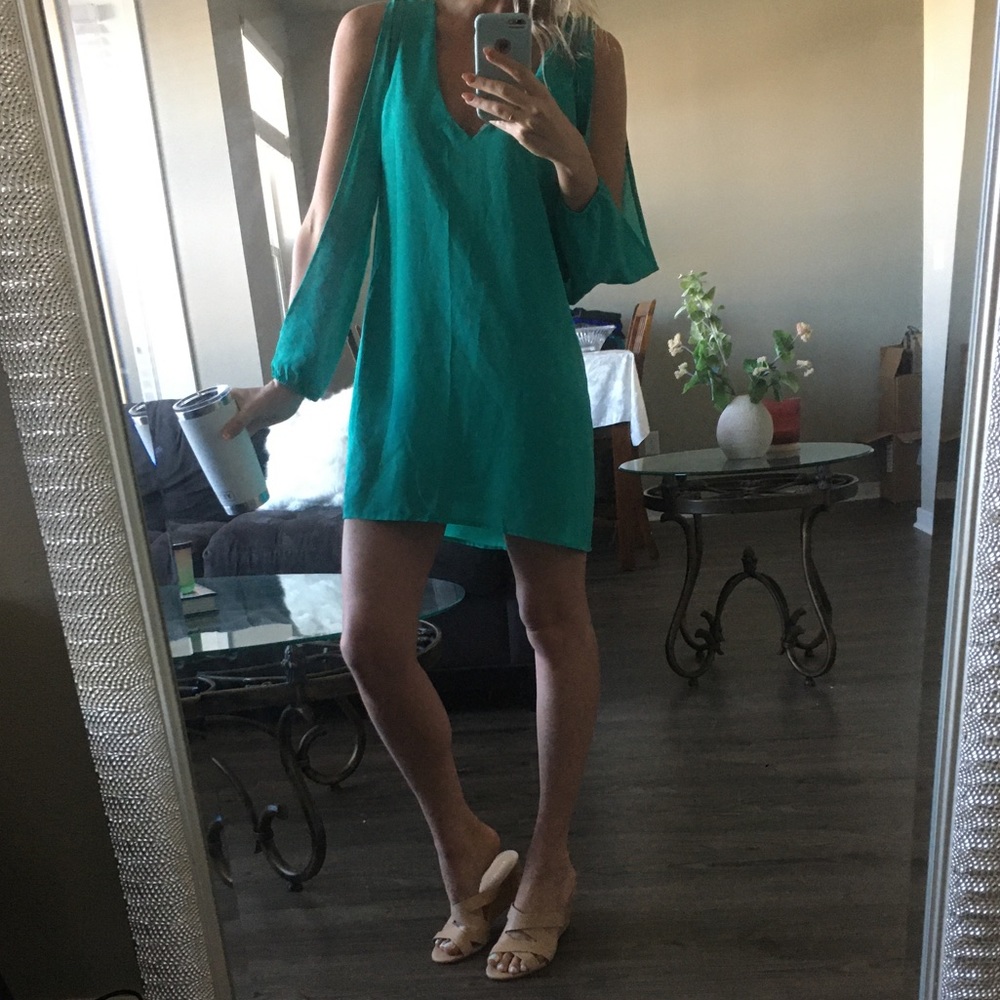 Tobi Aqua Cold Shoulder Long Sleeve Shift Dress